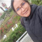 Profesora de matemática imparte clases a alumnos del nivel primario y secundario