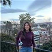Soy una profesora creativa que imparte ciencias como biología, química y matemáticas así como idiomas como el inglés y el francés 