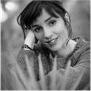 Profesora de inglés y francés apta para todas las edades. Tanto para apoyo escolar o para mejorar las aptitudes de conversación.