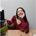 Eğlenceli ve hareketli biriyim. Lise ve ortaokul gruplarıyla çok çalıştım ve onları seviyorum. Eğitimde koçluk uygulamasının şart olduğuna inanıyorum ve bu alanda öğrencilere destek sağlıyorum