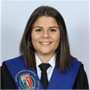 Profesora de inglés imparte clases a niños y niñas de todas las edades