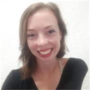 Profesora de inglés imparte clases a niños y adultos