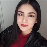 Profesora interesada en ayudar a los niños a mejorar sus habilidades comunicativas con el idioma