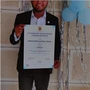 Profesor de filosofía que desarrolla una formación integral en el estudiante, además, brinda las herramientas necesarias para el desarrollo del pensamiento humano