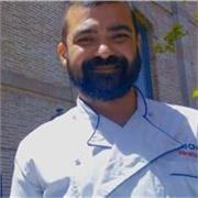 Chef de cocina con más de 8 anos de experiencia para aulas presenciales o online para personas que tengan ganas de aprender a cocinar y facilitar su día a día. Vivo en Barcelona
