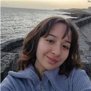 Profesora de dibujo apta para enseñar a alumnos de educación primaria