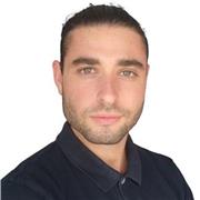 Soy un profesional del sector tecnológico que imparte clases de programación, preparando a los estudiantes para el mercado laboral