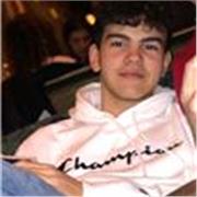 Profesor joven de matemáticas que ofrece clases para chicos de primaria