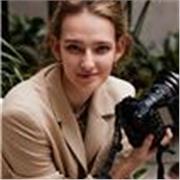 Insegnante di fotografia, con oltre 7 anni di esperienza con clienti privati e in campagne di moda per Khrisjoy, OffWhite, Santoni