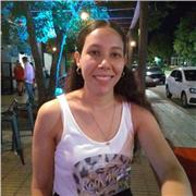 Profesora de inglés imparte clases a niños, adolescentes y adultos