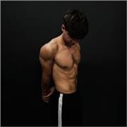 Entrenador de calistenia con múltiples cursos de formación profesional en la disciplina. Mucha experiencia y conocimiento.