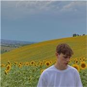 Offro Lezioni di Italiano per tutte le età, Studio Psicologia e sono appassionato di Lettura :)