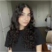 studentessa universitaria impartisce lezioni private di inglese