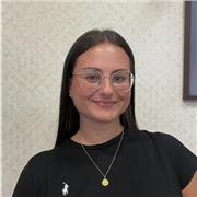 Profesora capacitada para dar clases de español a niños