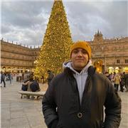 un chico muy bueno enseñando y doy clases a niños de primaria