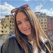 Ragazza diplomata al liceo linguistico offre ripetizioni per medie e superiori