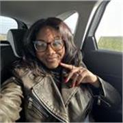 Diplomata in lingue che offre aiuto in inglese, spagnolo e francese