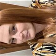 Me defino como una facilitadora de herramientas digitales e inteligencia artificial, con experiencia en comunicación y marketing d