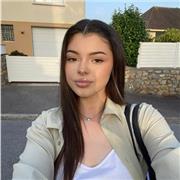 J’aide très souvent mes sœurs pour les leçons (entre 2 et 5 ans) et aussi mon frère au collège (13 ans)