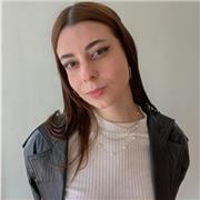 Estudiante de bellas artes, especializada en el ámbito de la ilustración y diseño gráfico.