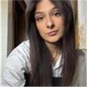 Sono un’insegnante di lingue con laurea in lingue e esperienza nell’insegnamento sia privato che di gruppo.