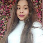 Niñera que ayuda con las tareas de sus hijos