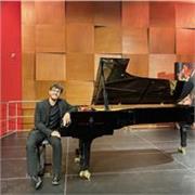 Soy profesor de musica e inglés muy activo y flexible. Me gusta improvisar y adaptar las clases a las necesidades del alumno.