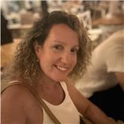 Persona empática con buenas habilidades comunicativas que puede enseñar a cualquier colectivo a mejorar su comunicación