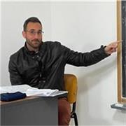 Insegnante impartisce lezioni di recupero e potenziamento in Fisica e Matematica