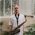 Graduado de saxofón en jazz y música moderna (con background de música clásica y contemporánea)
