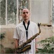 Graduado de Saxofón en Jazz y Música Moderna (con background de Música Clásica y Contemporánea)