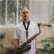 Graduado de Saxofón en Jazz y Música Moderna (con background de Música Clásica y Contemporánea)