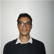 Profesor de matemáticas imparte clases a niños