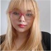 Profesora de Español que le brinda sus conocimientos a estudiantes de todas las edades