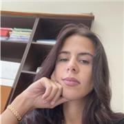 Praticante avvocato offre supporto ai più piccoli nello studio.