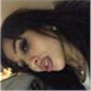 Übersetzerin, die den Schüler/innen bei der Übersetzung von wichtigen Dokumenten hilft