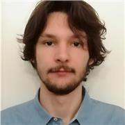 Giovane con padronanza della lingua inglese