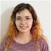 Profesora paciente que enseña inglés a jóvenes y adultos.