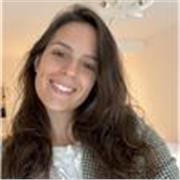 Profesora de inglés imparte clases a estudiantes de primaria y secundaria. Todos los niveles