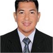 Profesor de matemáticas que enseña de manera didáctica a niños menores de 10 años. Titulado en contabilidad y finanzas