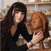 Puedo dar clases de inglés mediante inmersión, ya que lo hablo de forma nativa, y clases de arte de pintura, escultura y grabado.