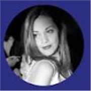 Profesaroa de Matemáticas imparte clases a niños de primaria EGB