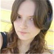 Estudiante de último año lista para enseñar a gente nueva en el mundo del arte. 