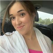 Me defino como una persona extrovertida, empática y alegre. Enseño a mis alumnos de la manera más dinámica y divertida posible