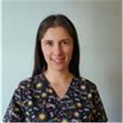 Profesora de educación física imparte clases de psicomotricidad a domicilio. Realizando juegos y actividades motrices para niños