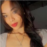 La profesora de ciencias naturales dicta clases a niños de 7 - 12 años de edad