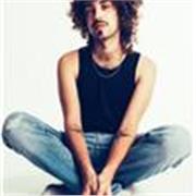 Formado en comunicación audiovisual, fotografía y estudios docentes. 