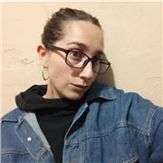 Profesora que ayuda a conseguir metas a niños de todas las edades