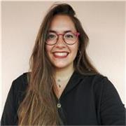 Maestra imparte clases de inglés para todas las edades