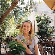 Profesora de euskera con alumnos en etapa educativa